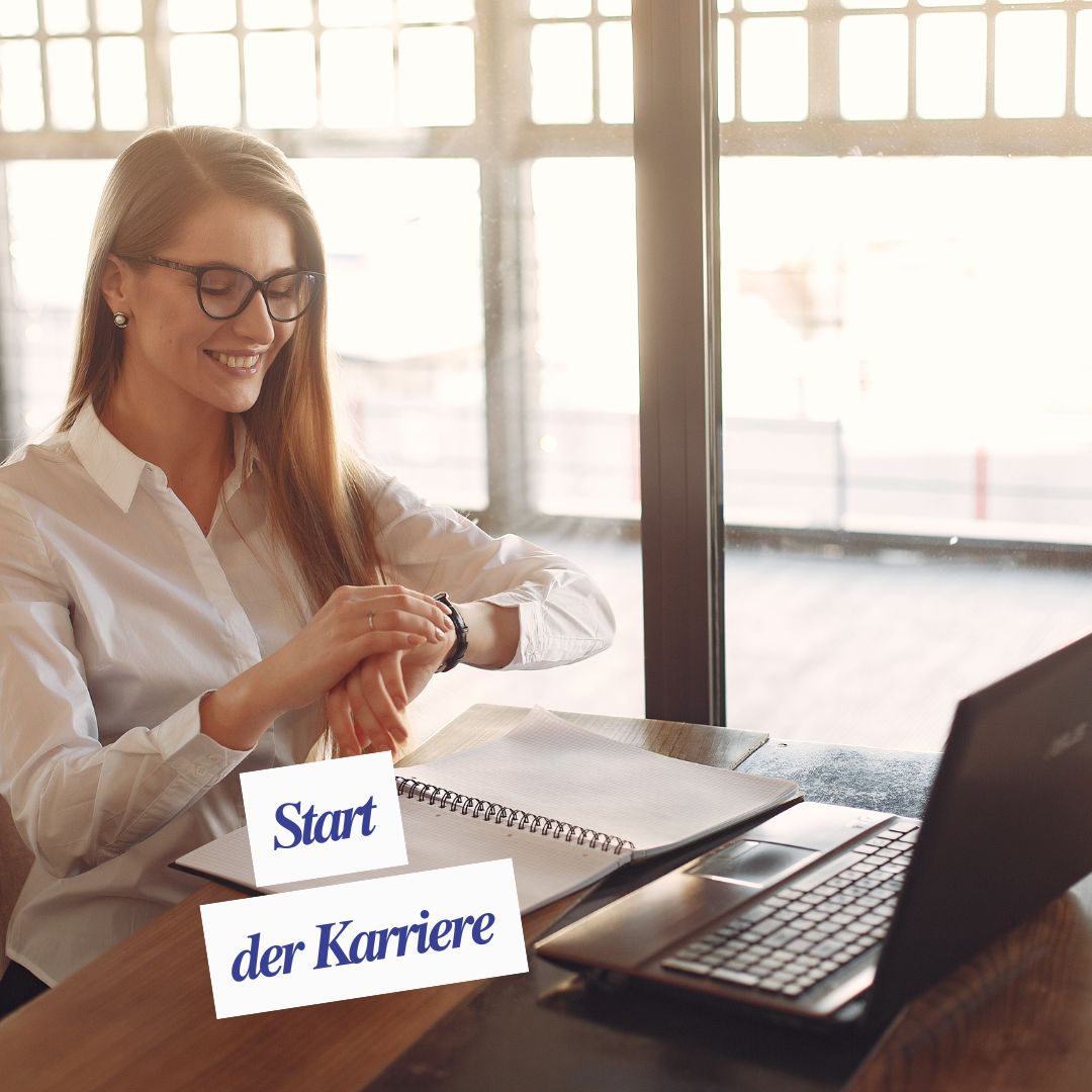Junge Absolventin mit Unterlagen