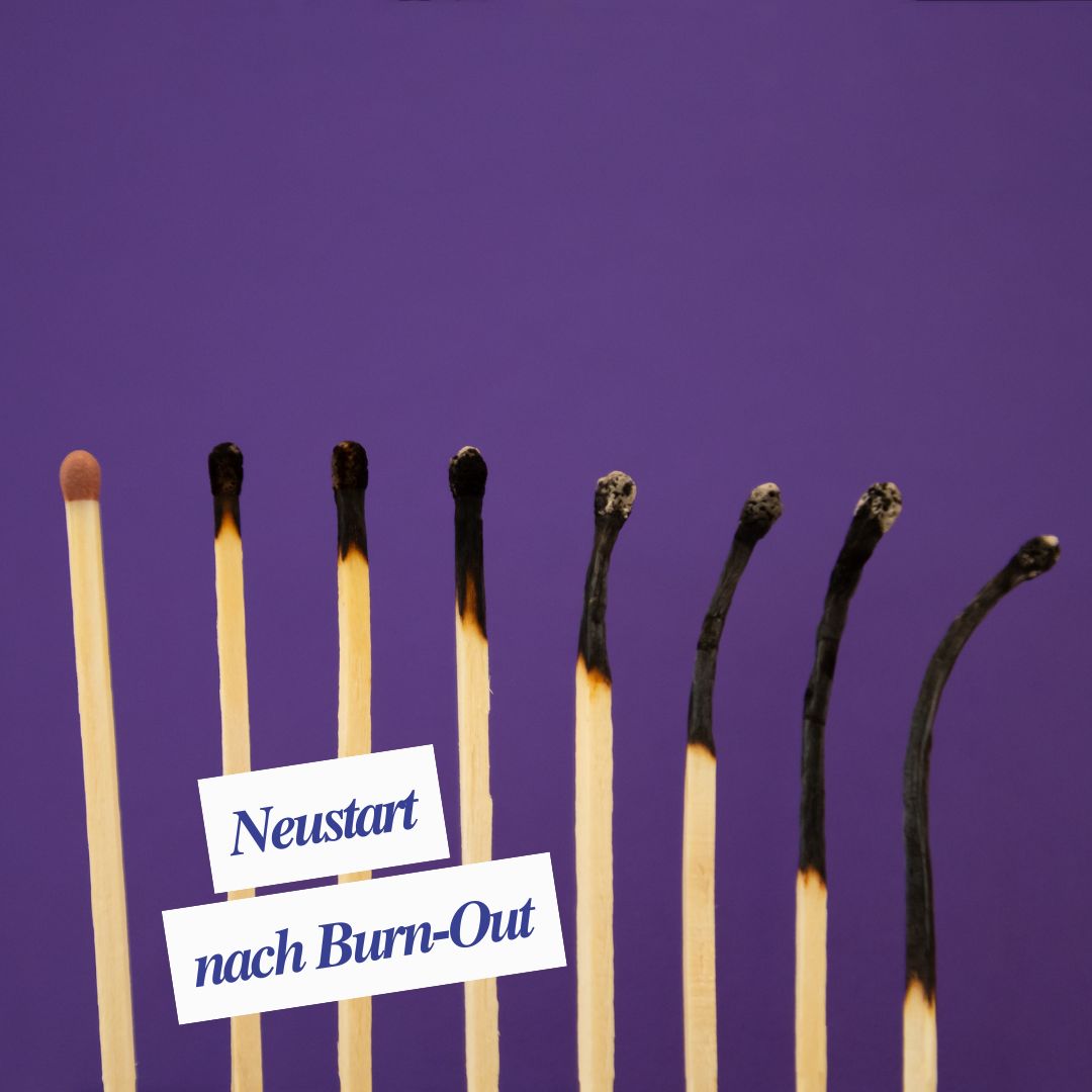 Erschöpfte Person am Schreibtisch